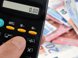 Imagem representativa de uma calculadora dando isenção de IPTU do imóvel