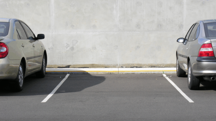 Vaga de garagem descoberta paralela a outras vagas