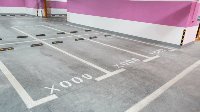 Vagas de garagem numeradas e delimitadas paralelas umas as outras