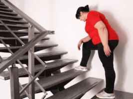 Mulher subindo lance de escadas