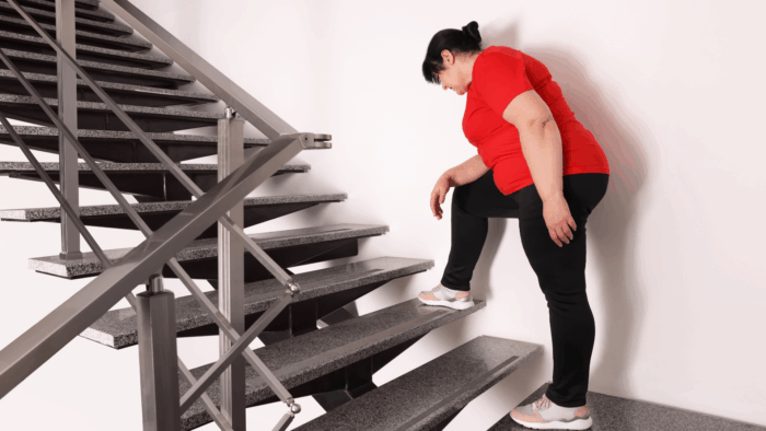 Mulher subindo lance de escadas
